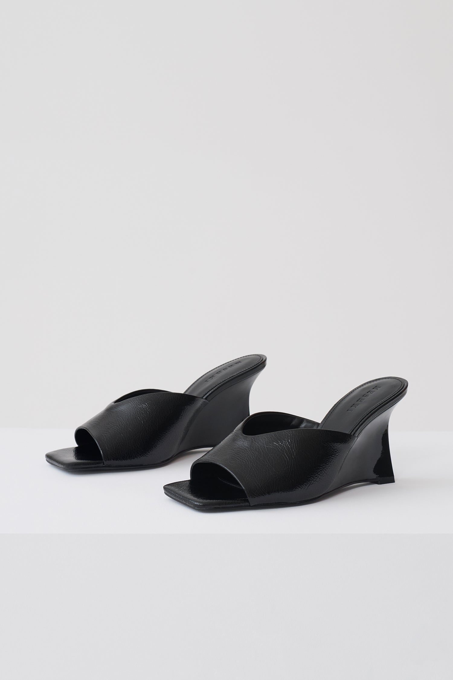 【完売色】PRANK PROJECT Wedge Sole Cut Mules Jody Square Toe Wedge - Black Crinkle Pu | MESHKI US