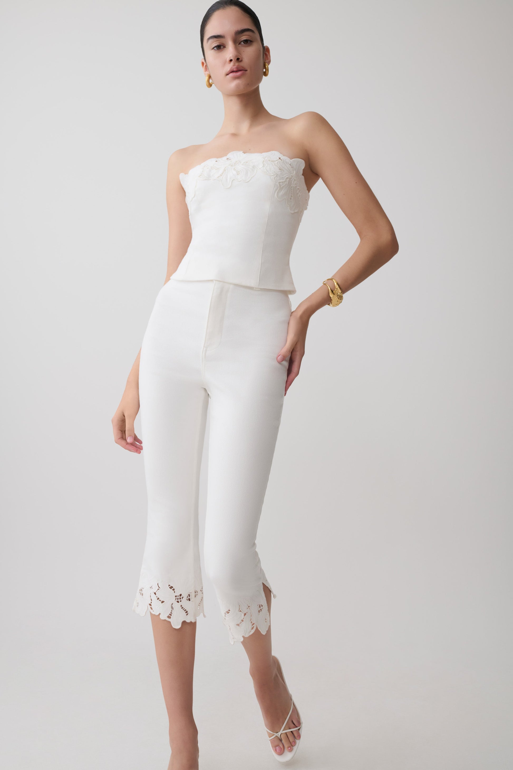 Tillie Flower Embroidery Denim Capris / White | MESHKI