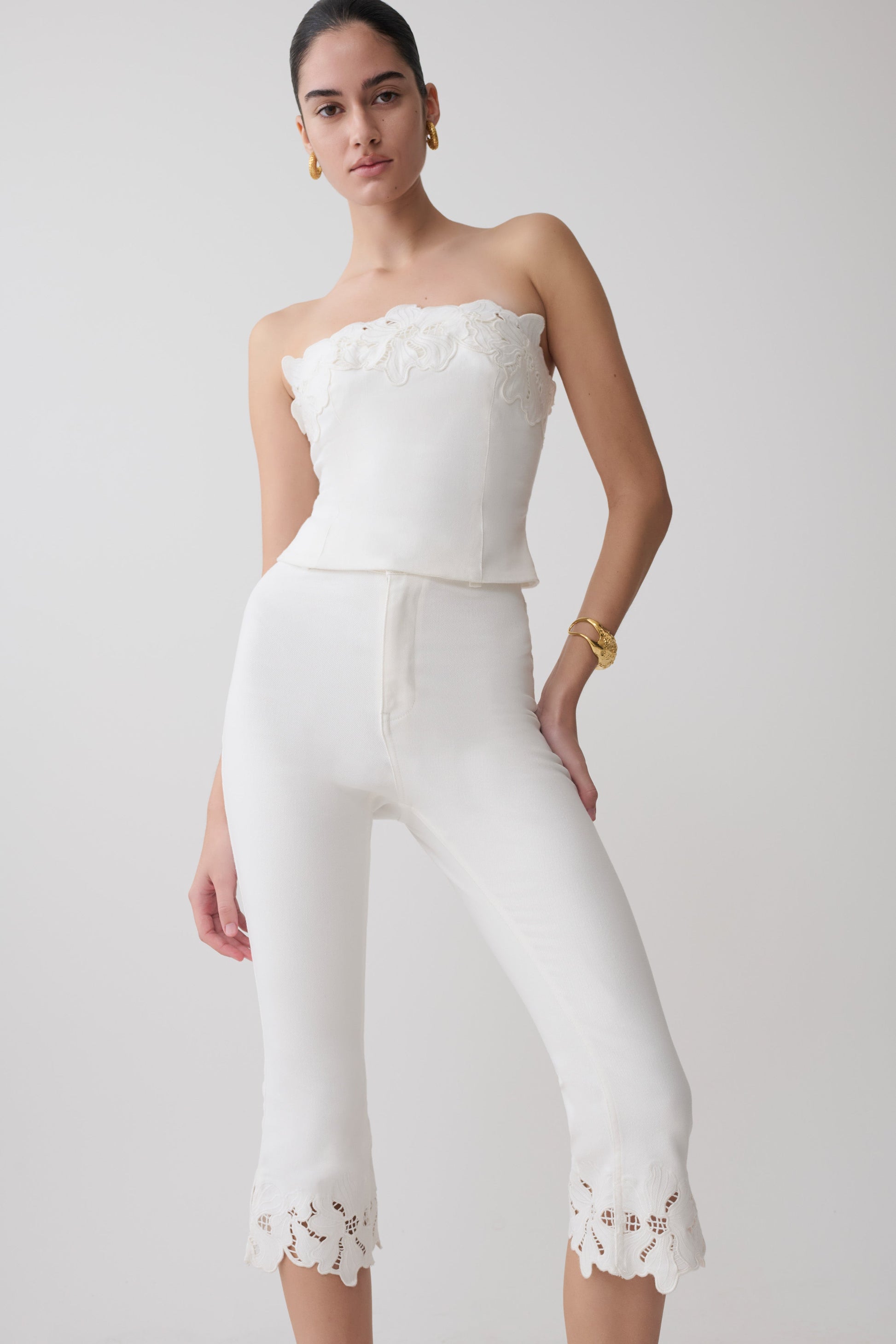 Tillie Flower Embroidery Denim Capris / White | MESHKI