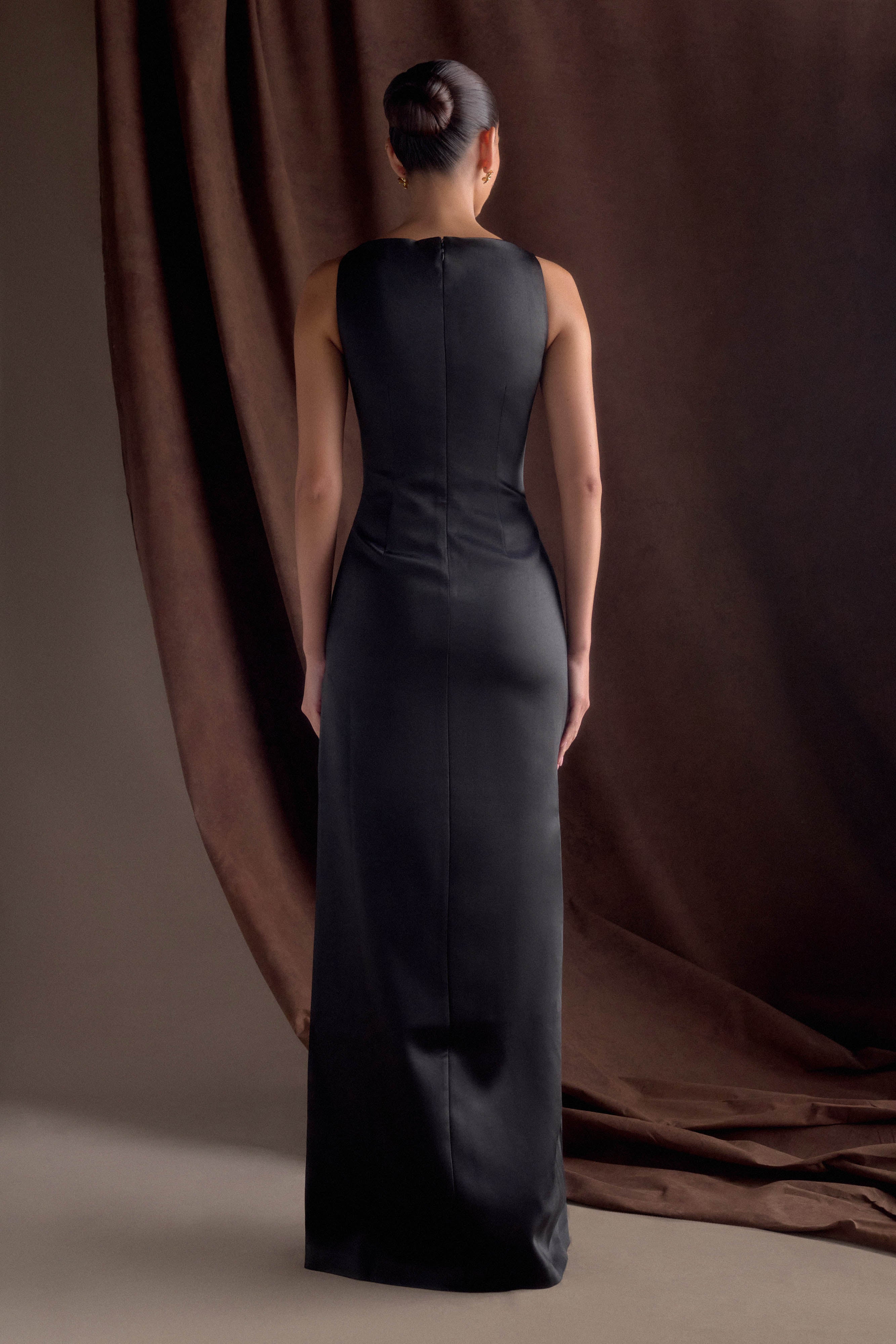 Violet Sleeveless Satin Maxi Dress / Black | MESHKI
