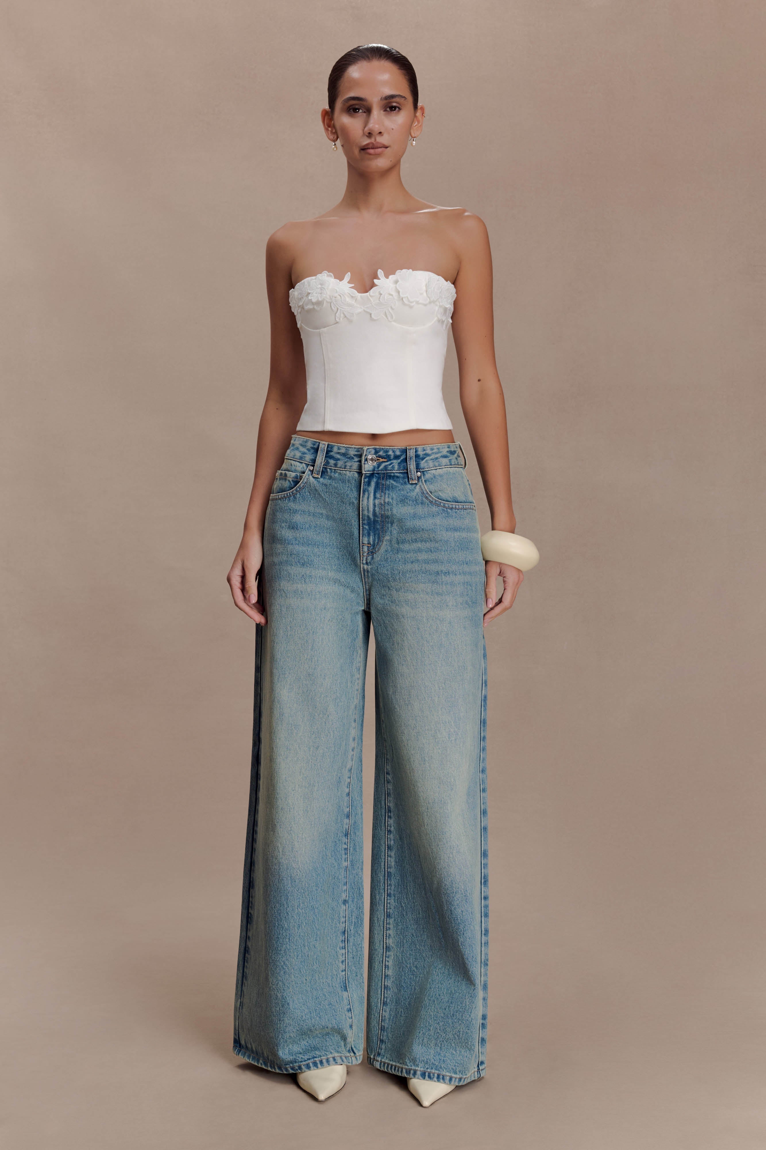 エムミーエメ サイドリボンビジューオフショルダーシアートップス M me eme Melany Applique Denim Bustier - White | MESHKI US