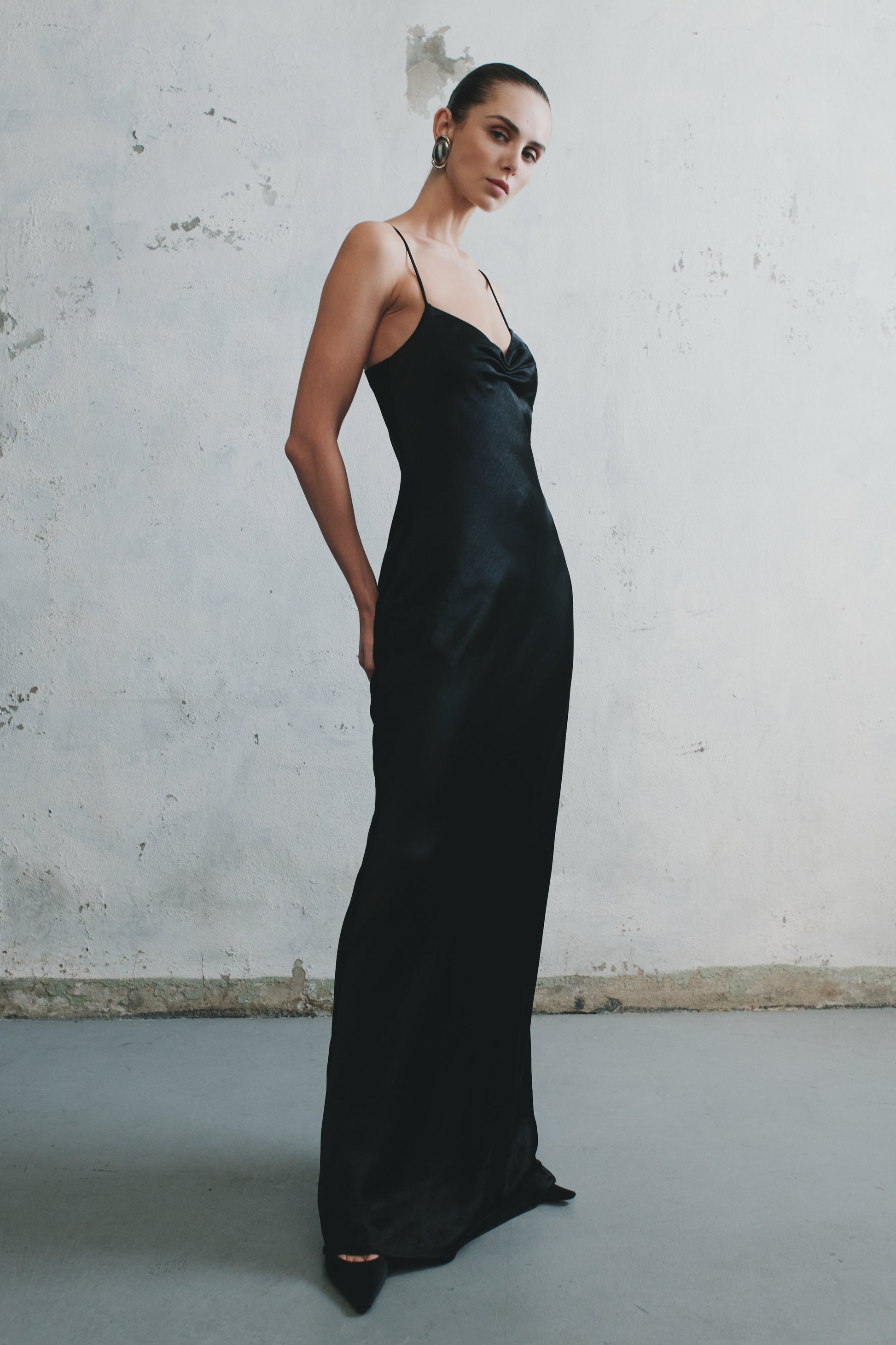 Lilly Sweetheart Satin Maxi Dress / Black | MESHKI