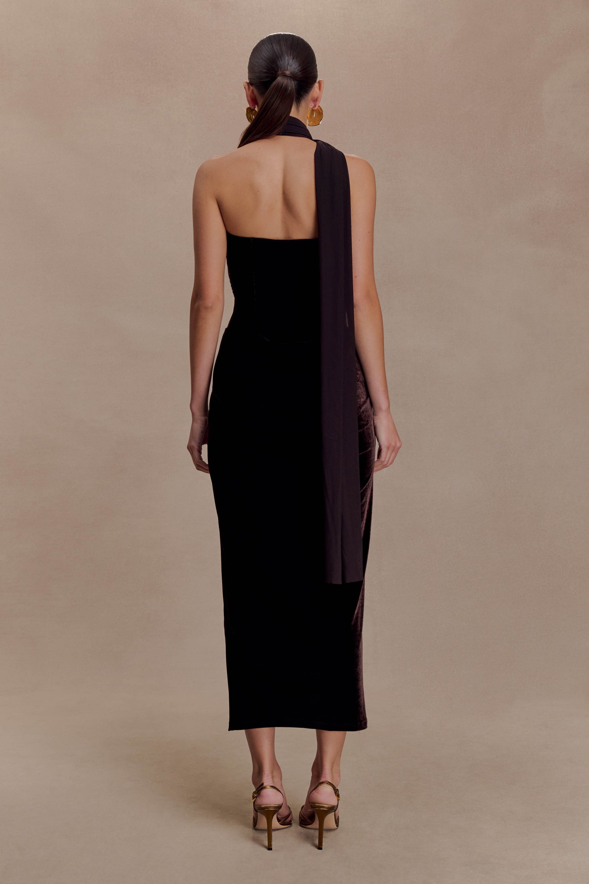 Mattea Velvet Midi Dress With Scarf / Chocolate | MESHKI