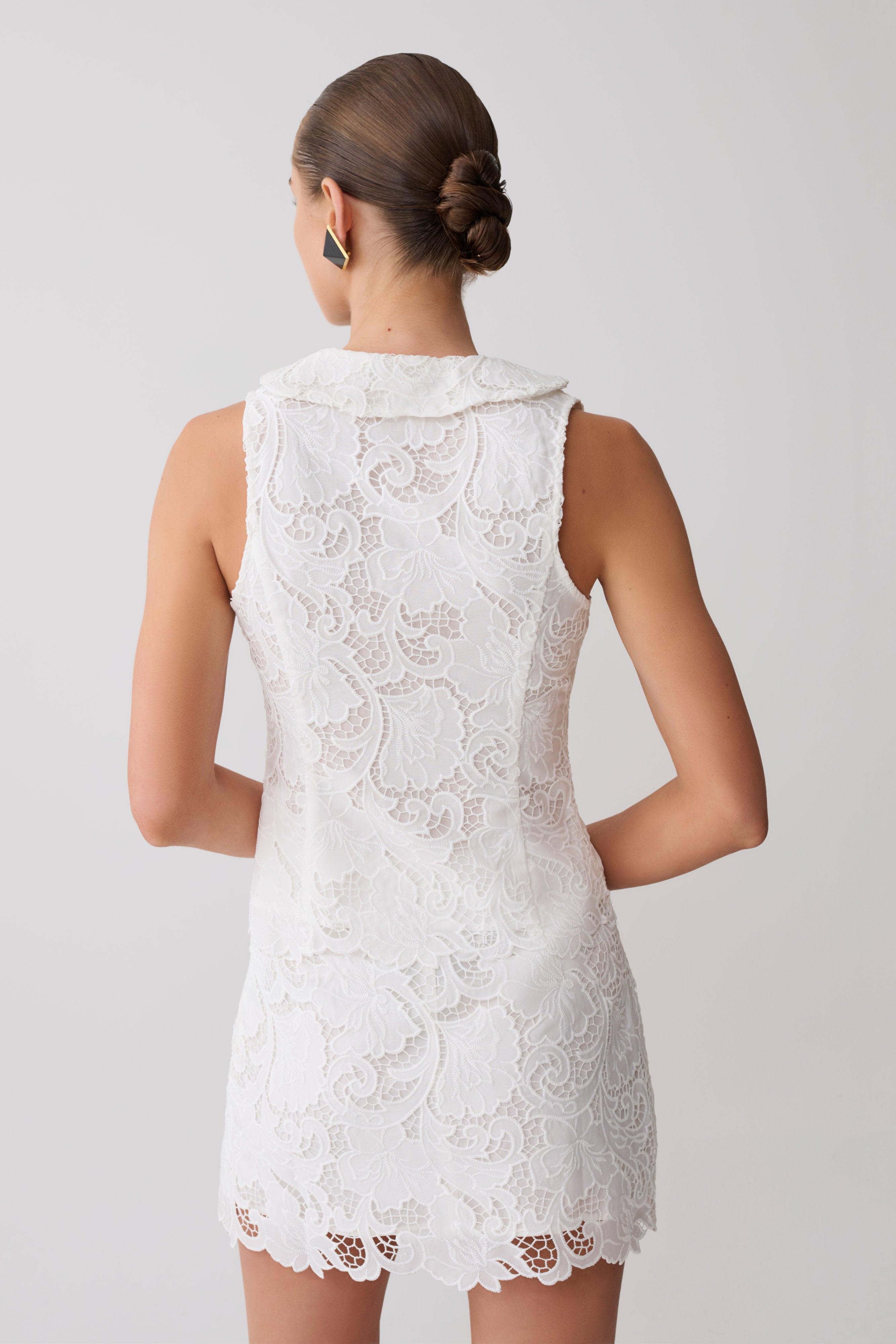 Tessa Broderie Tie Front Sleeveless Top - White | MESHKI US