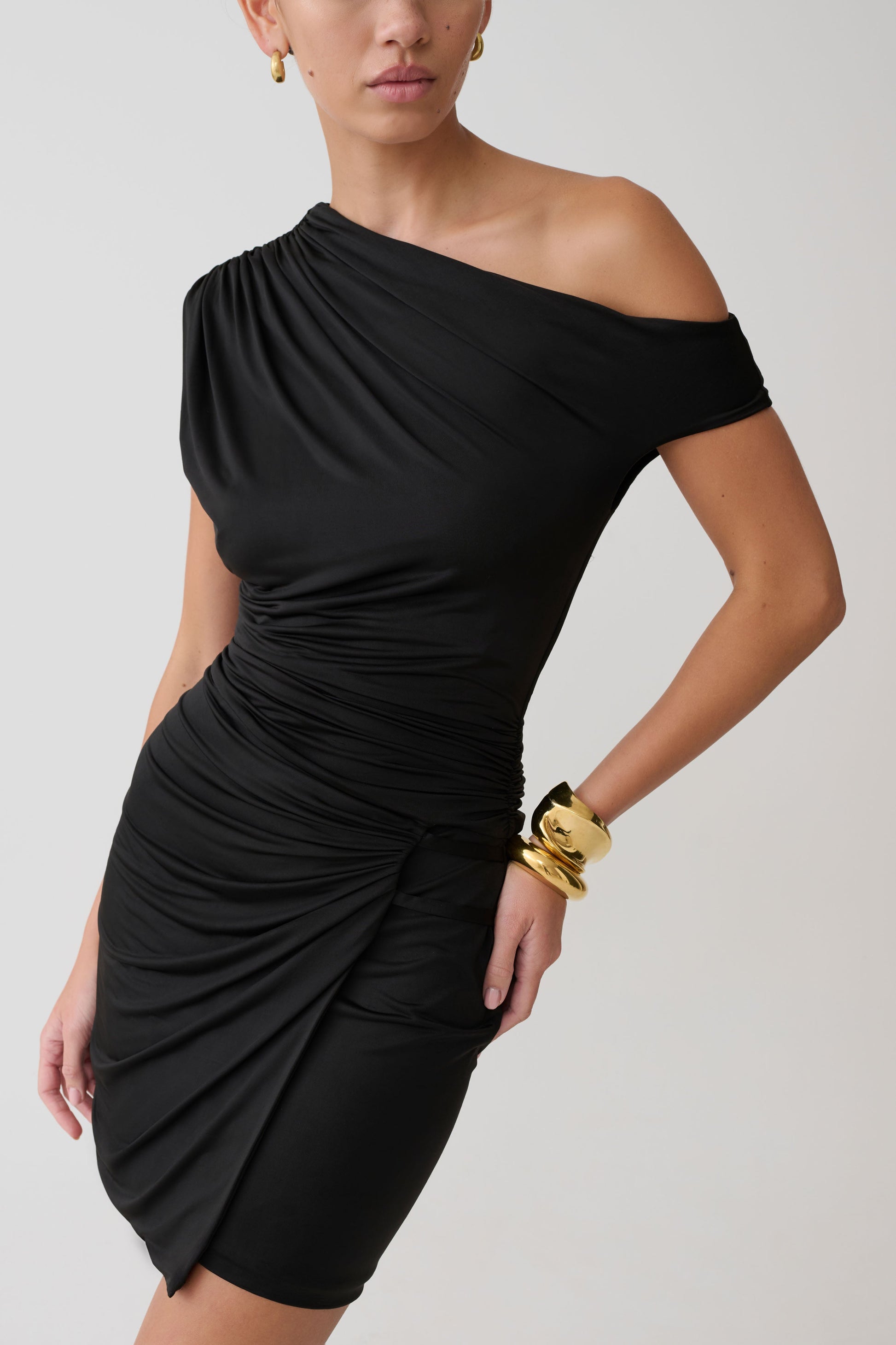 Alyn Off Shoulder Draped Mini Dress / Black | MESHKI