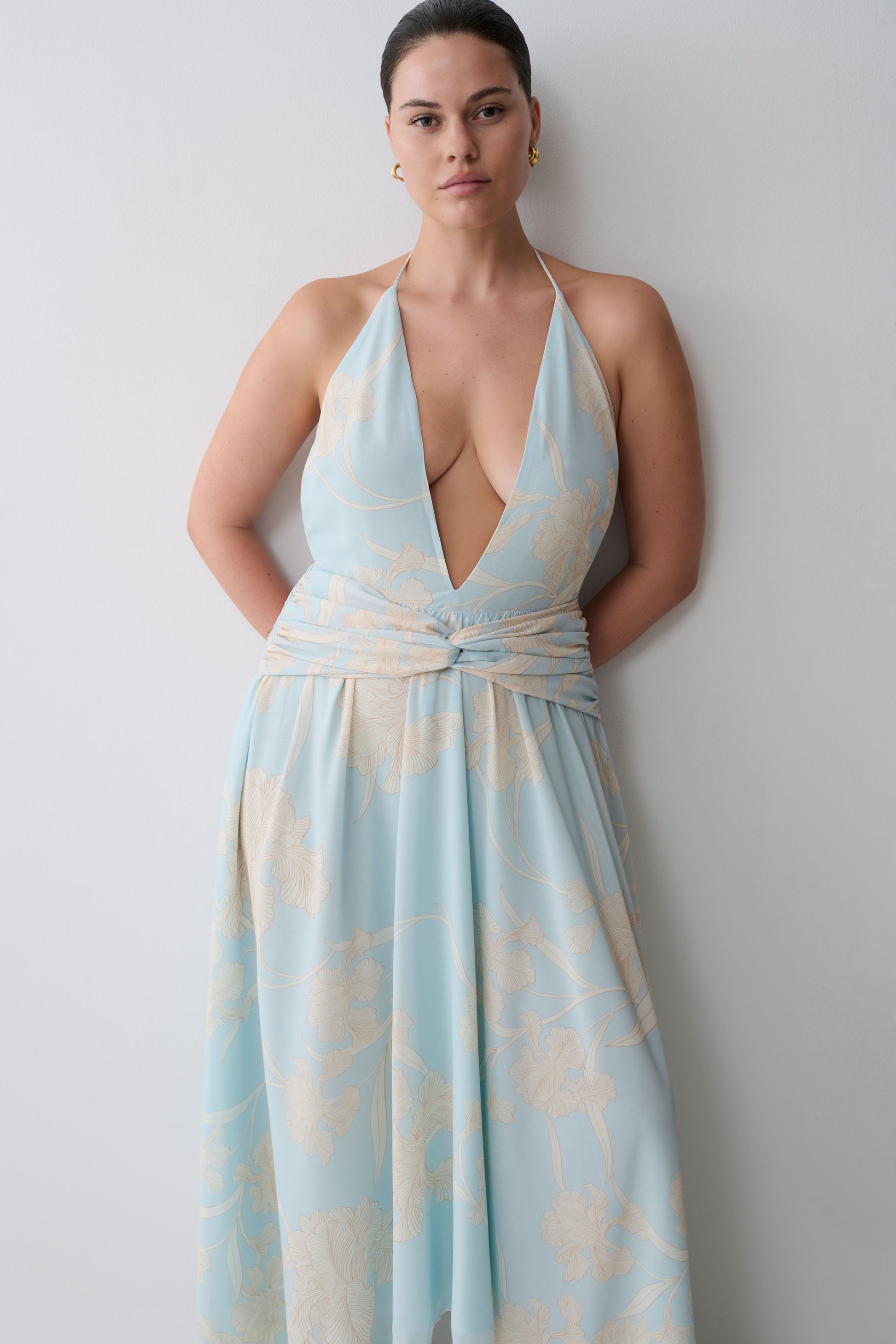 Cyra Plunge Chiffon Midi Dress / Blue Floral Print | MESHKI