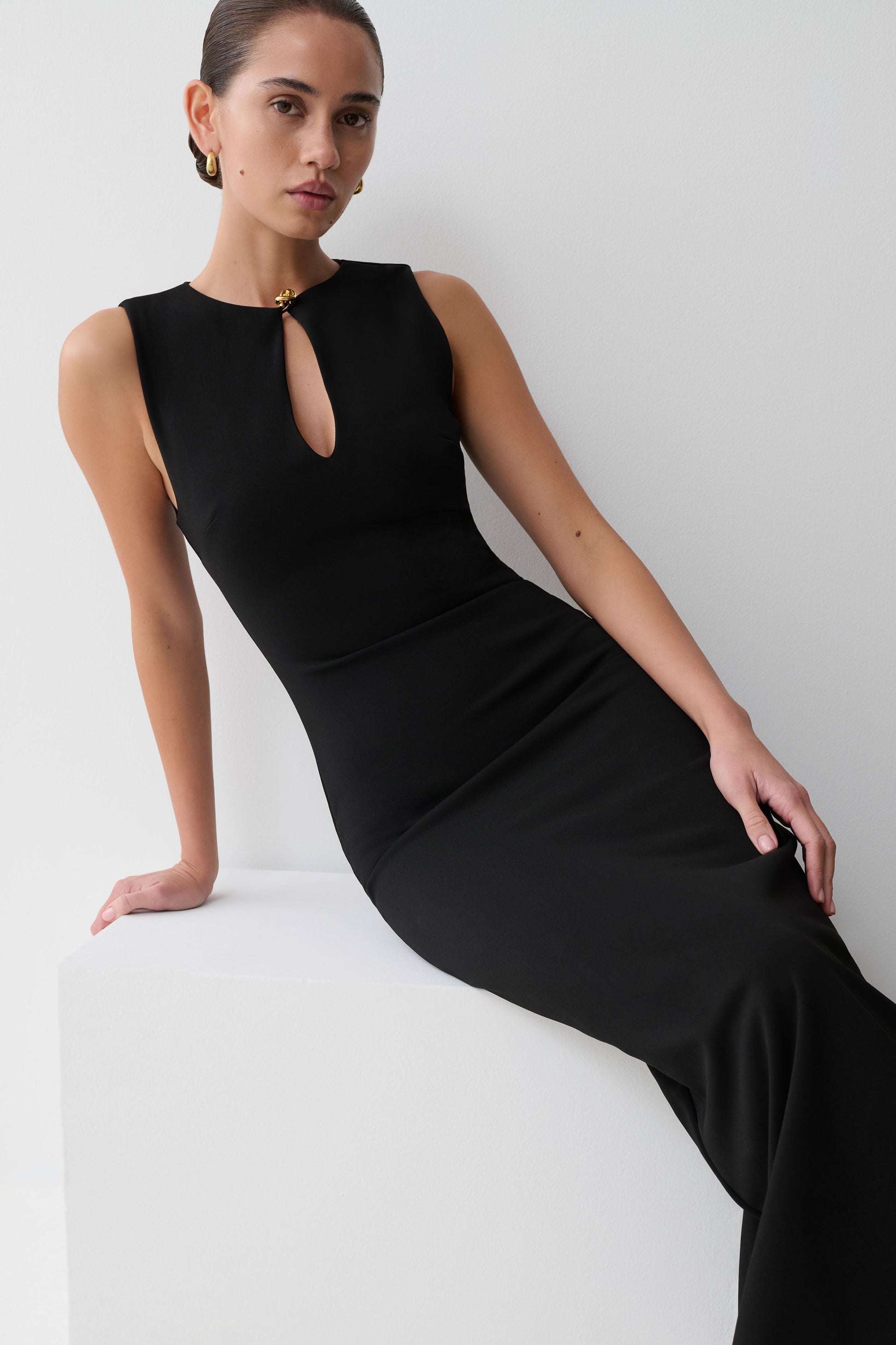 Norah Sleeveless Crepe Midi Dress / Black | MESHKI