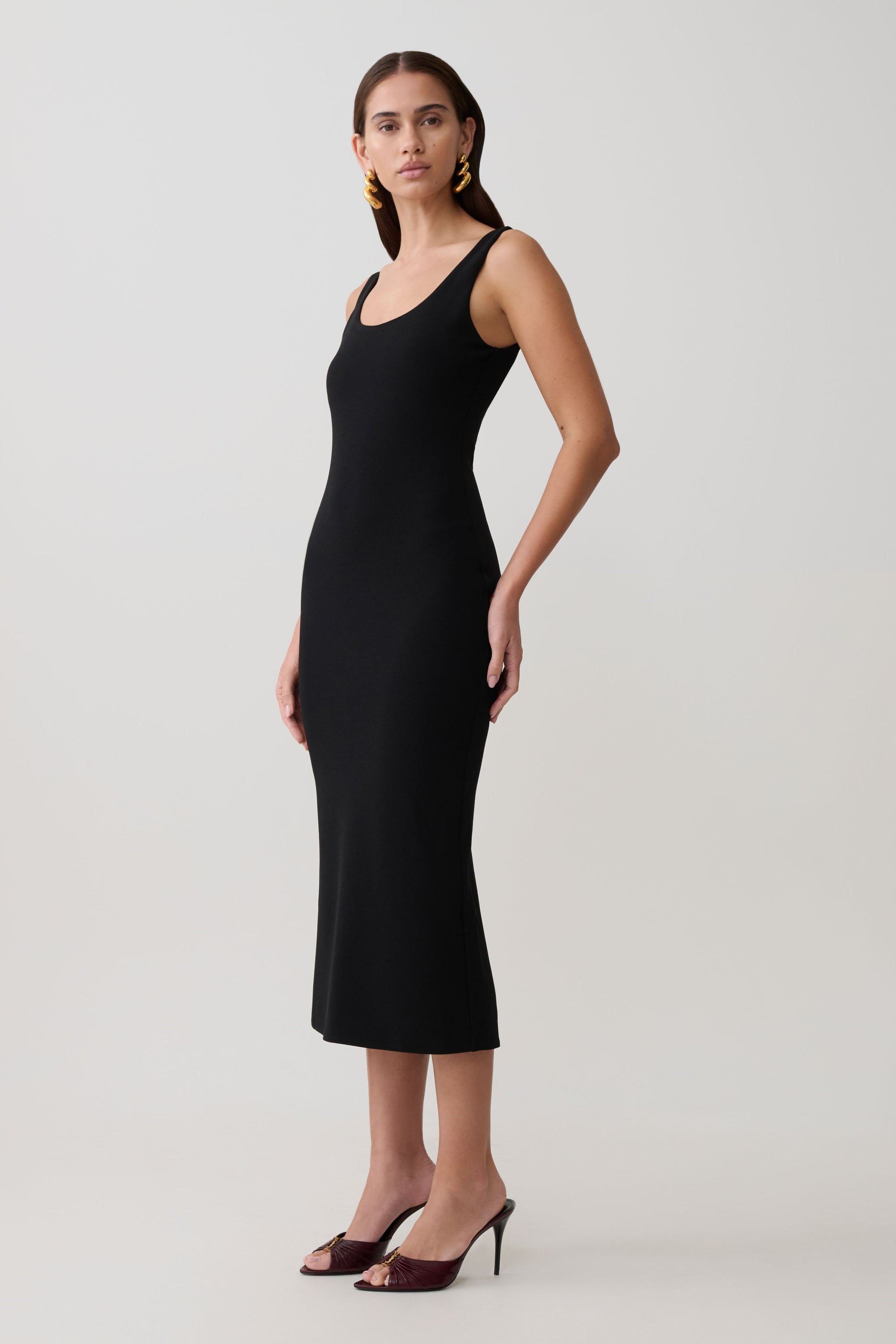 Allyra Scoop Stretch Crepe Midi Dress / Black | MESHKI
