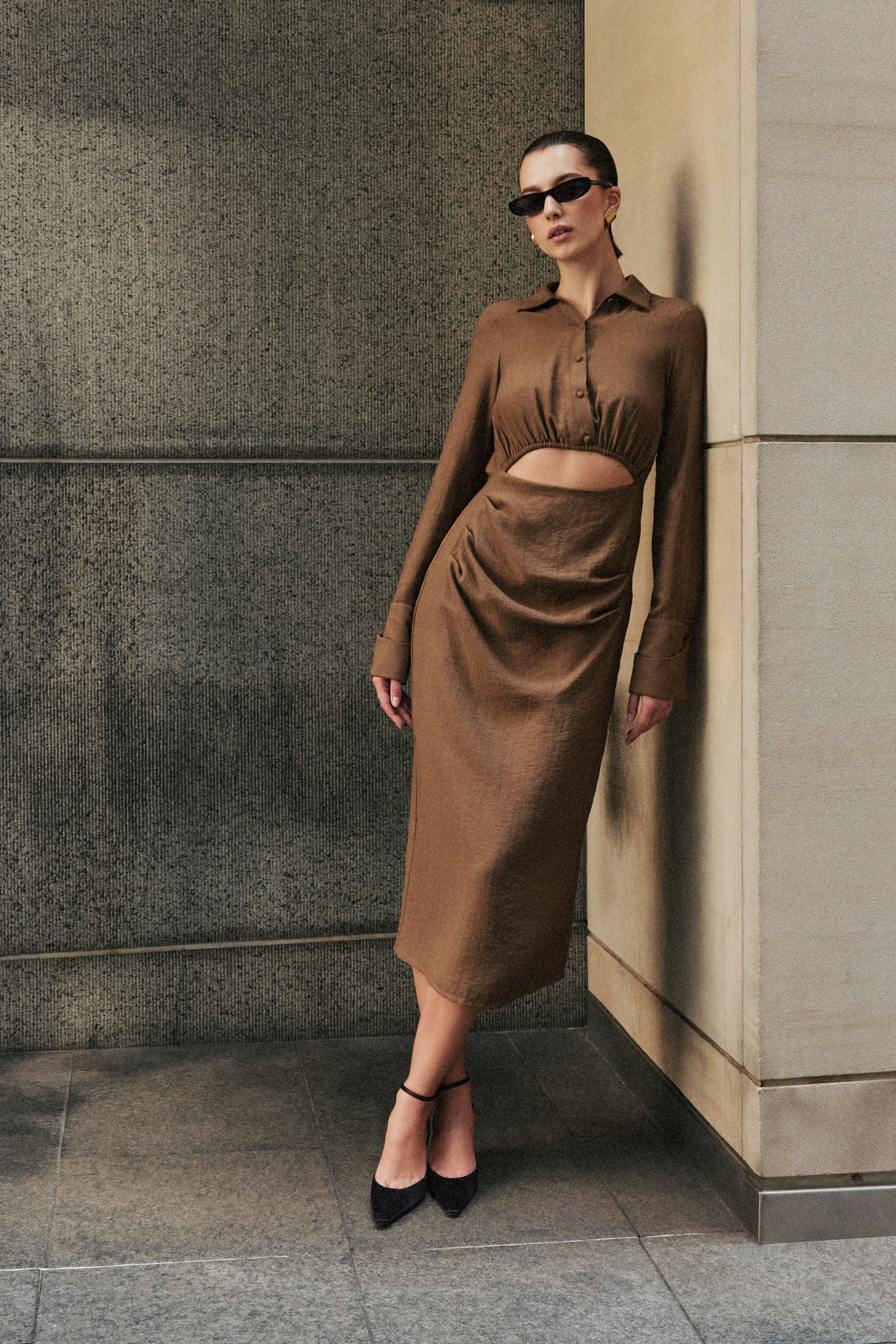 Cecilie Cut Out Shirt Midi Dress / Dark Chocolate | MESHKI
